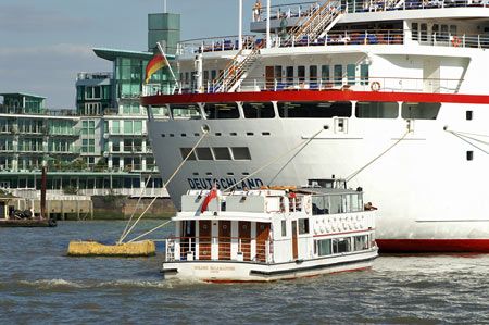 Deutschland at Tower Bridge - Photos:  Ian Boyle, 15th September 2007