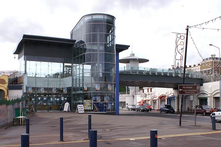 Southend Pier - Photo:  Ian Boyle, 24th May 2006 - www.simplonpc.co.uk