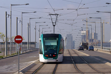 Barcelona TRAM Trambesòs - Photo: © Ian Boyle, 18th March 2008 - Simplon Postcards - www.simplonpc.co.uk