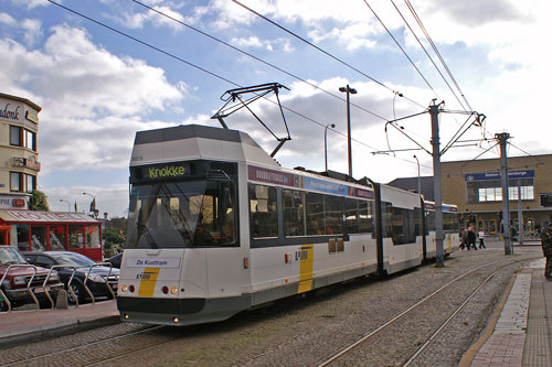 Belgian Coastal Tramway - Vicinal (SNCV) - De Lijn - Photo:  Ian Boyle, October 29th 2006 - www.simplonpc.co.uk