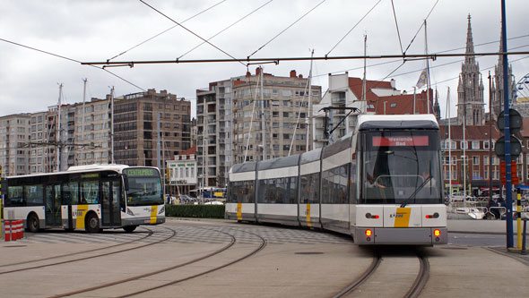 Belgian Coastal Tramway - Vicinal (SNCV) - De Lijn - Photo:  Ian Boyle, October 29th 2006 - www.simplonpc.co.uk