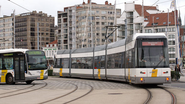 Belgian Coastal Tramway - Vicinal (SNCV) - De Lijn - Photo:  Ian Boyle, October 29th 2006 - www.simplonpc.co.uk