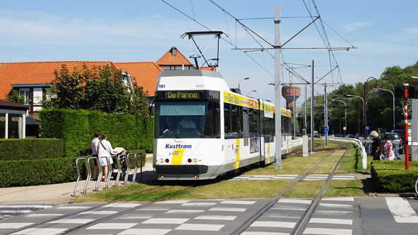 Belgian Coastal Tramway - Vicinal (SNCV) - De Lijn - Photo:  Ian Boyle, October 29th 2006 - www.simplonpc.co.uk