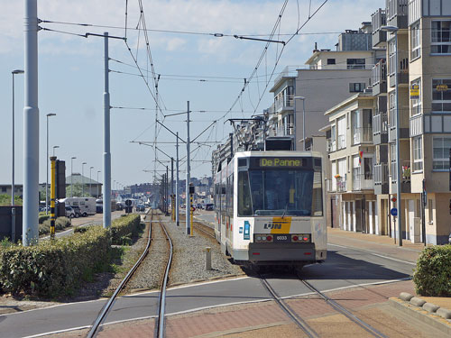 Belgian Coastal Tramway - Vicinal (SNCV) - De Lijn - Photo:  Ian Boyle, October 29th 2006 - www.simplonpc.co.uk