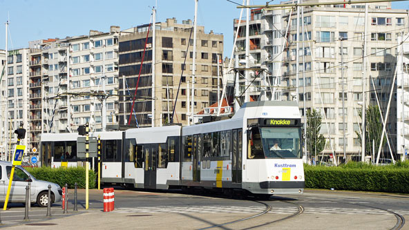 Belgian Coastal Tramway - Vicinal (SNCV) - De Lijn - Photo:  Ian Boyle, October 29th 2006 - www.simplonpc.co.uk