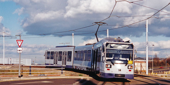 SHEFFIELD SUPERTRAM - Photo: ©1996 Ian Boyle - www.simplompc.co.uk - Simplon Postcards