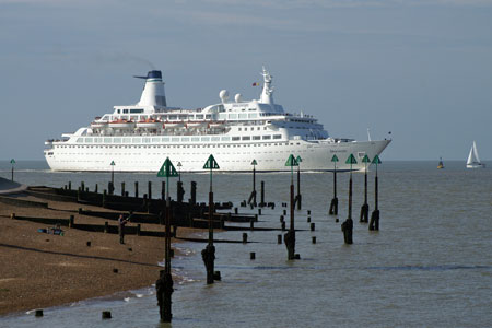 DISCOVERY passing Felixstowe - Photo:  Ian Boyle, 14th June 2009 - www.simplonpc.co.uk