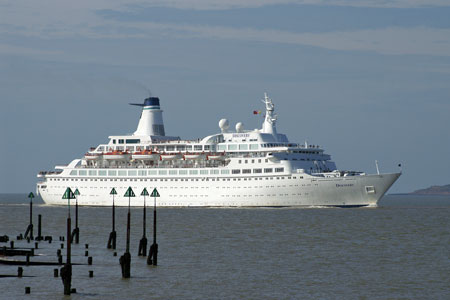 DISCOVERY passing Felixstowe - Photo:  Ian Boyle, 14th June 2009 - www.simplonpc.co.uk