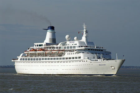 DISCOVERY passing Felixstowe - Photo:  Ian Boyle, 14th June 2009 - www.simplonpc.co.uk