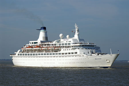 DISCOVERY passing Felixstowe - Photo:  Ian Boyle, 14th June 2009 - www.simplonpc.co.uk