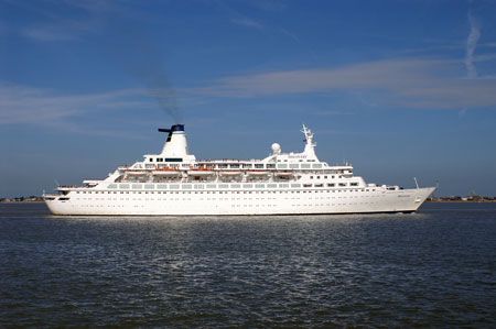 DISCOVERY passing Felixstowe - Photo:  Ian Boyle, 14th June 2009 - www.simplonpc.co.uk