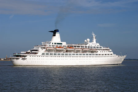 DISCOVERY passing Felixstowe - Photo:  Ian Boyle, 14th June 2009 - www.simplonpc.co.uk