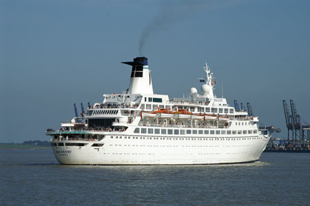 DISCOVERY passing Felixstowe - Photo:  Ian Boyle, 14th June 2009 - www.simplonpc.co.uk