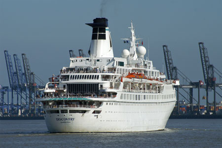 DISCOVERY passing Felixstowe - Photo:  Ian Boyle, 14th June 2009 - www.simplonpc.co.uk