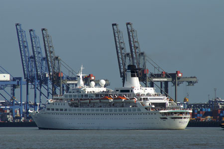 DISCOVERY passing Felixstowe - Photo:  Ian Boyle, 14th June 2009 - www.simplonpc.co.uk