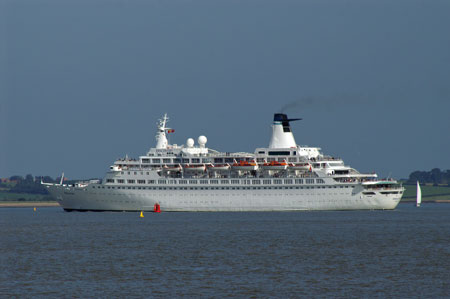 DISCOVERY passing Felixstowe - Photo:  Ian Boyle, 14th June 2009 - www.simplonpc.co.uk